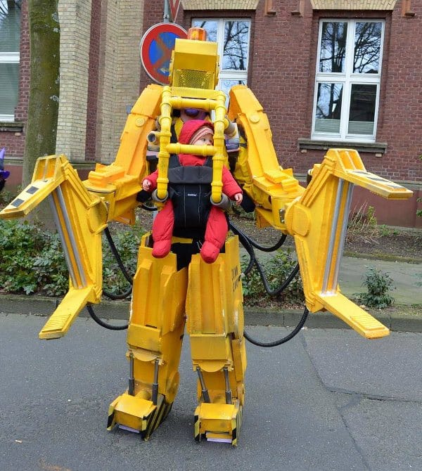father-daughter-buddy-costume-of-a-P5000-Powerloader-from-ALIENS