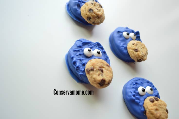 Chanel your inner cookie monster with this adorable Cookie Monster Cookies. A fun Sesame Street Inspired treat.