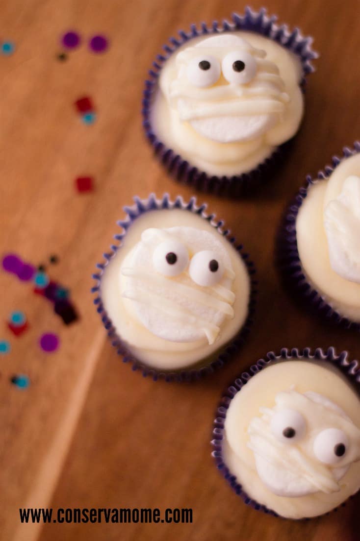 Check out this Easy Mummy Cupcakes Recipe- A fun halloween treat idea for your little ghouls and goblins! 