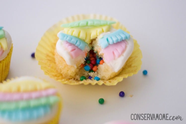 Have you seen those cute cupcakes with the filling inside? Here's an easy Pinata Cupcake Tutorial an easy tutorial on How to make Pinata cupcakes.