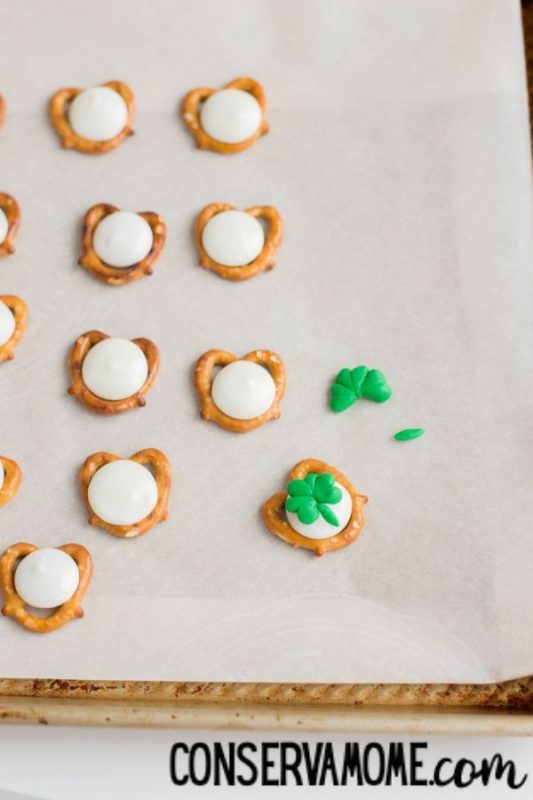 3 Ingredient St. Patrick Pretzel Snacks - ConservaMom