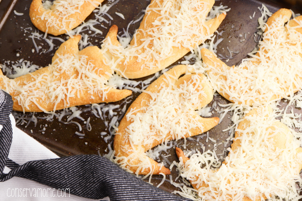Easy & Cheesy Ghost Halloween Appetizer