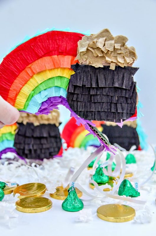 12 Pinatas for Your Party - A fun round up of Pinata tutorials